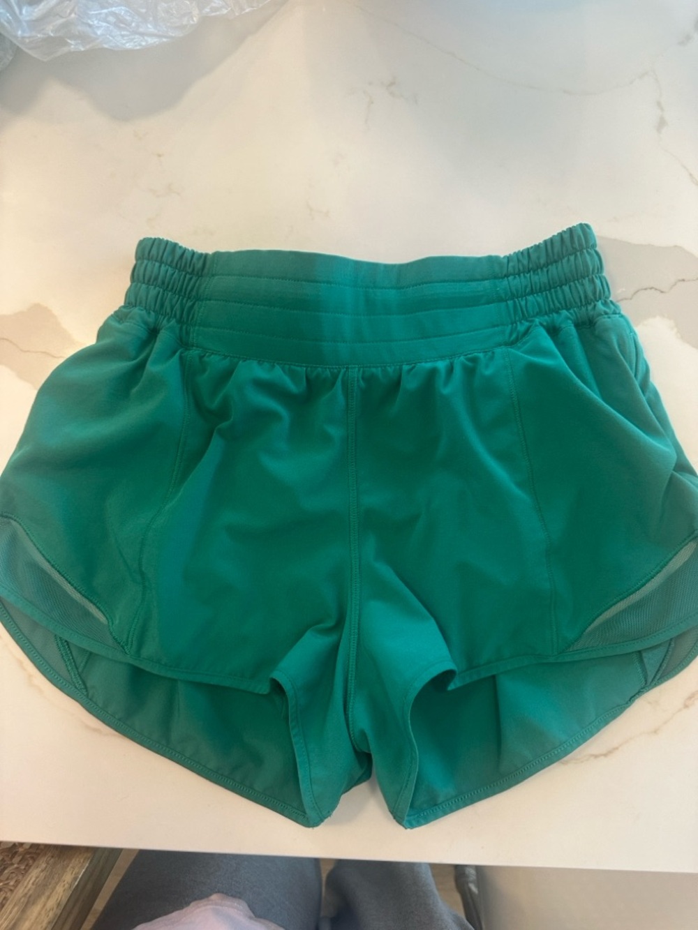 lululemon athletica hotty hot high rise shorts 2.5”